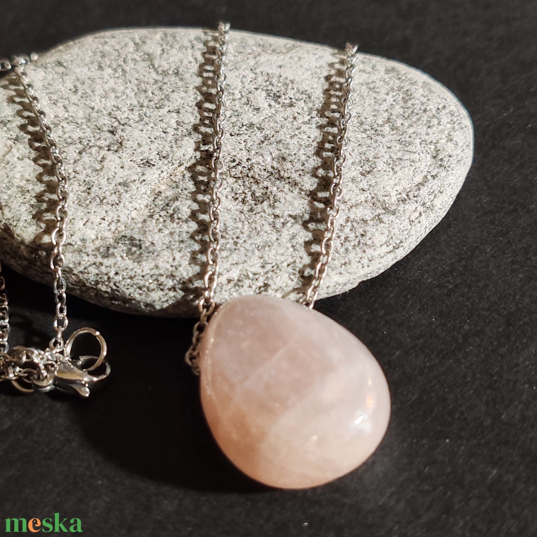 Aurás rózsakvarc medálos acél nyaklánc - ékszer - nyaklánc - medálos nyaklánc - Meska.hu