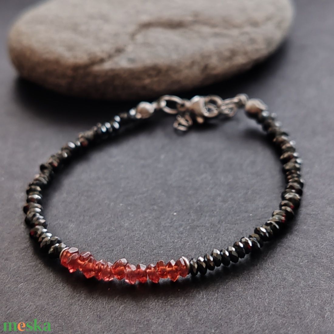Gránát - hematit nemesacél karkötő - ékszer - karkötő - gyöngyös karkötő - Meska.hu