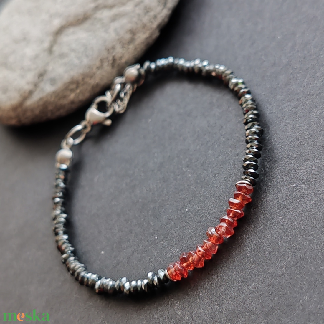 Gránát - hematit nemesacél karkötő - ékszer - karkötő - gyöngyös karkötő - Meska.hu