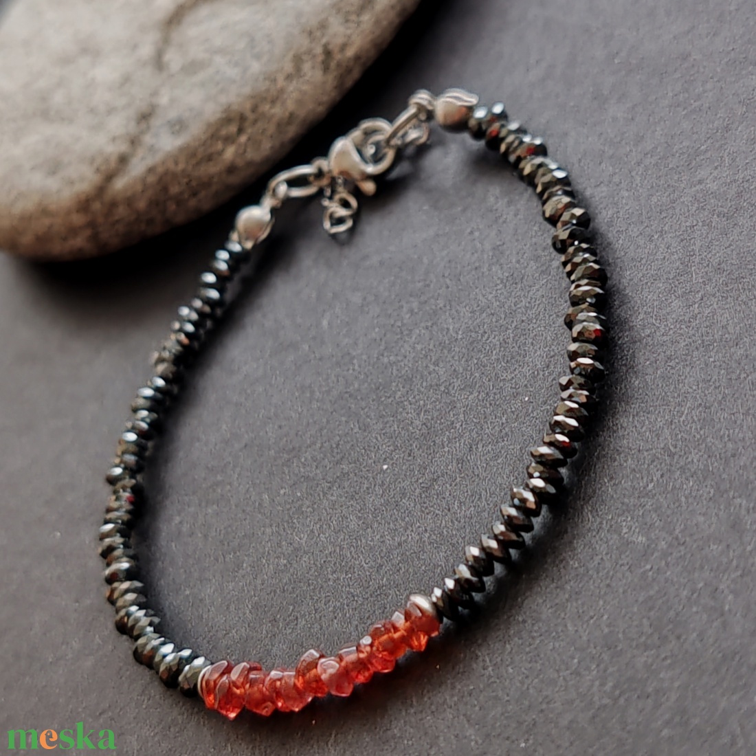 Gránát - hematit nemesacél karkötő - ékszer - karkötő - gyöngyös karkötő - Meska.hu