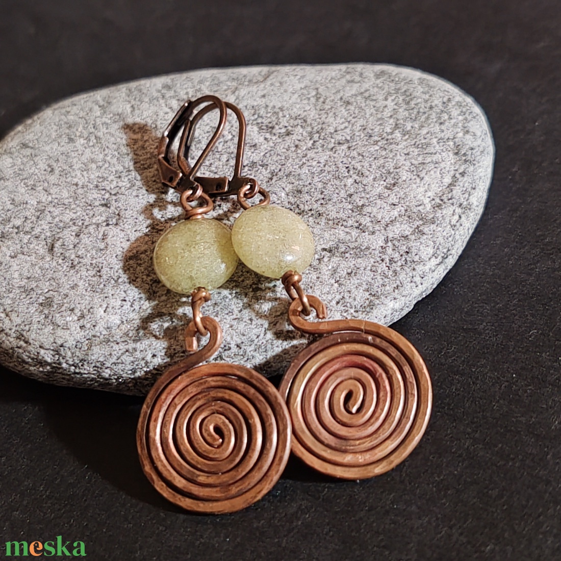 Jáde - vörösréz csigás fülbevaló  - ékszer - fülbevaló - lógó fülbevaló - Meska.hu