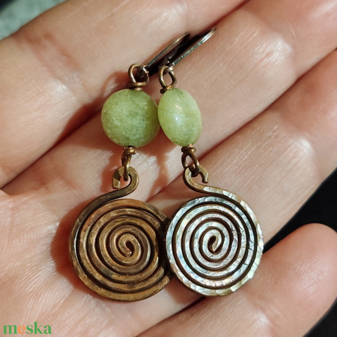Jáde - vörösréz csigás fülbevaló  - ékszer - fülbevaló - lógó fülbevaló - Meska.hu