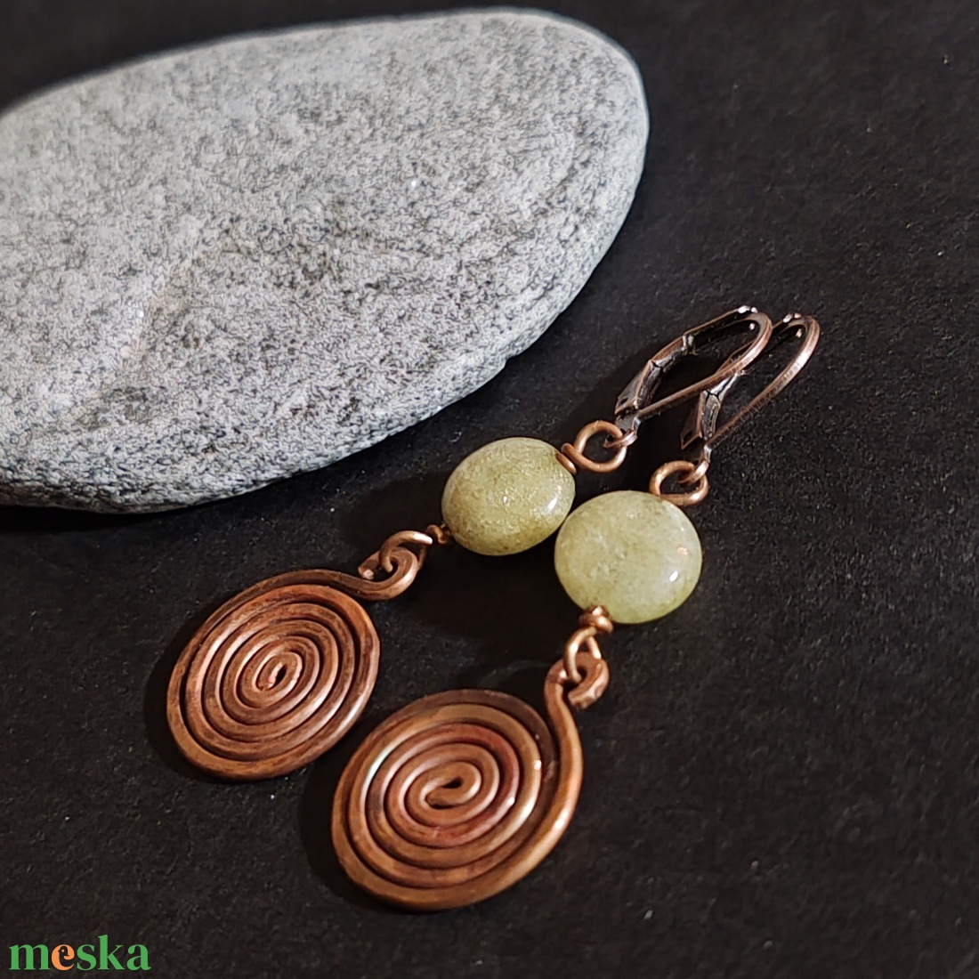 Jáde - vörösréz csigás fülbevaló  - ékszer - fülbevaló - lógó fülbevaló - Meska.hu