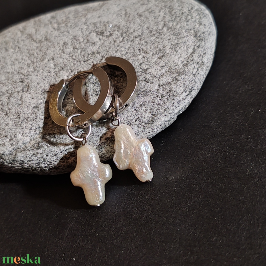 Tenyésztett gyöngyös fülbevaló - kereszt  - ékszer - fülbevaló - lógós kerek fülbevaló - Meska.hu