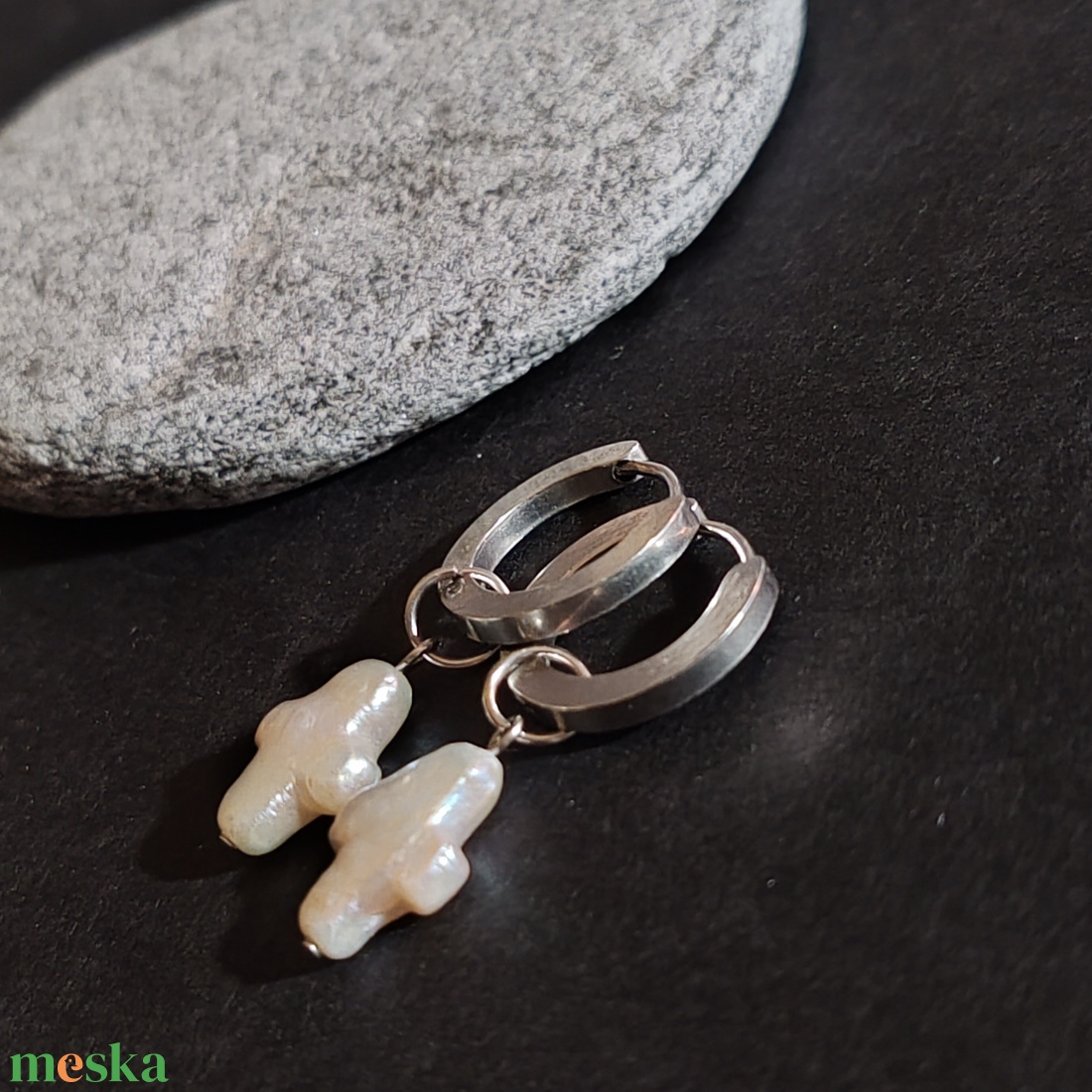 Tenyésztett gyöngyös fülbevaló - kereszt  - ékszer - fülbevaló - lógós kerek fülbevaló - Meska.hu