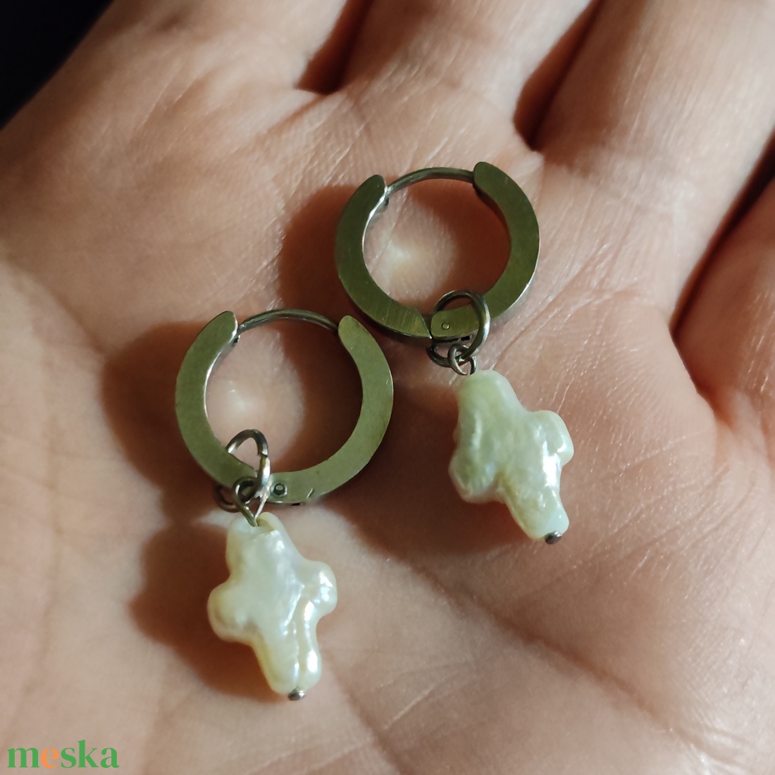 Tenyésztett gyöngyös fülbevaló - kereszt  - ékszer - fülbevaló - lógós kerek fülbevaló - Meska.hu