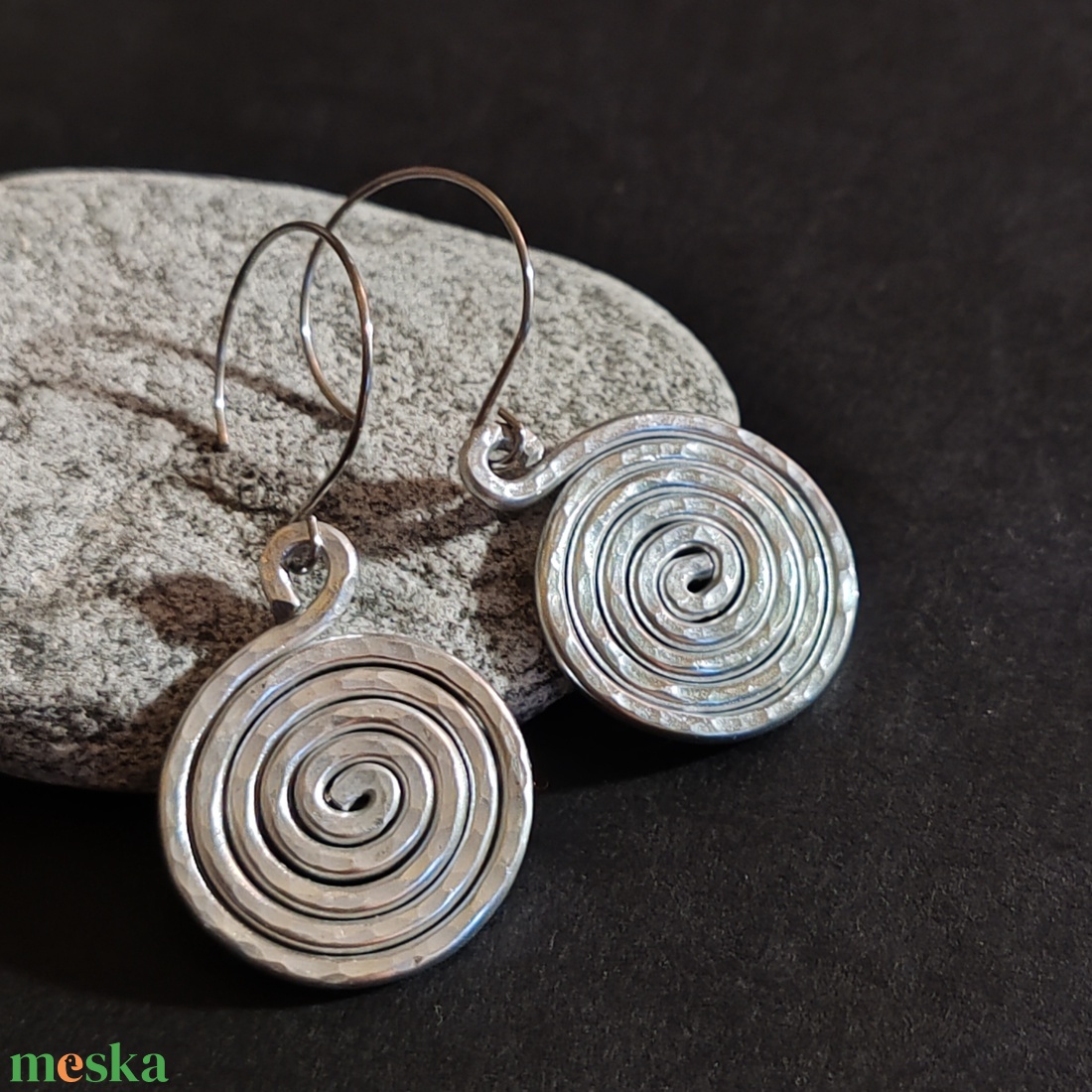 Kis csiga... alumínium fülbevaló  - ékszer - fülbevaló - lógó fülbevaló - Meska.hu