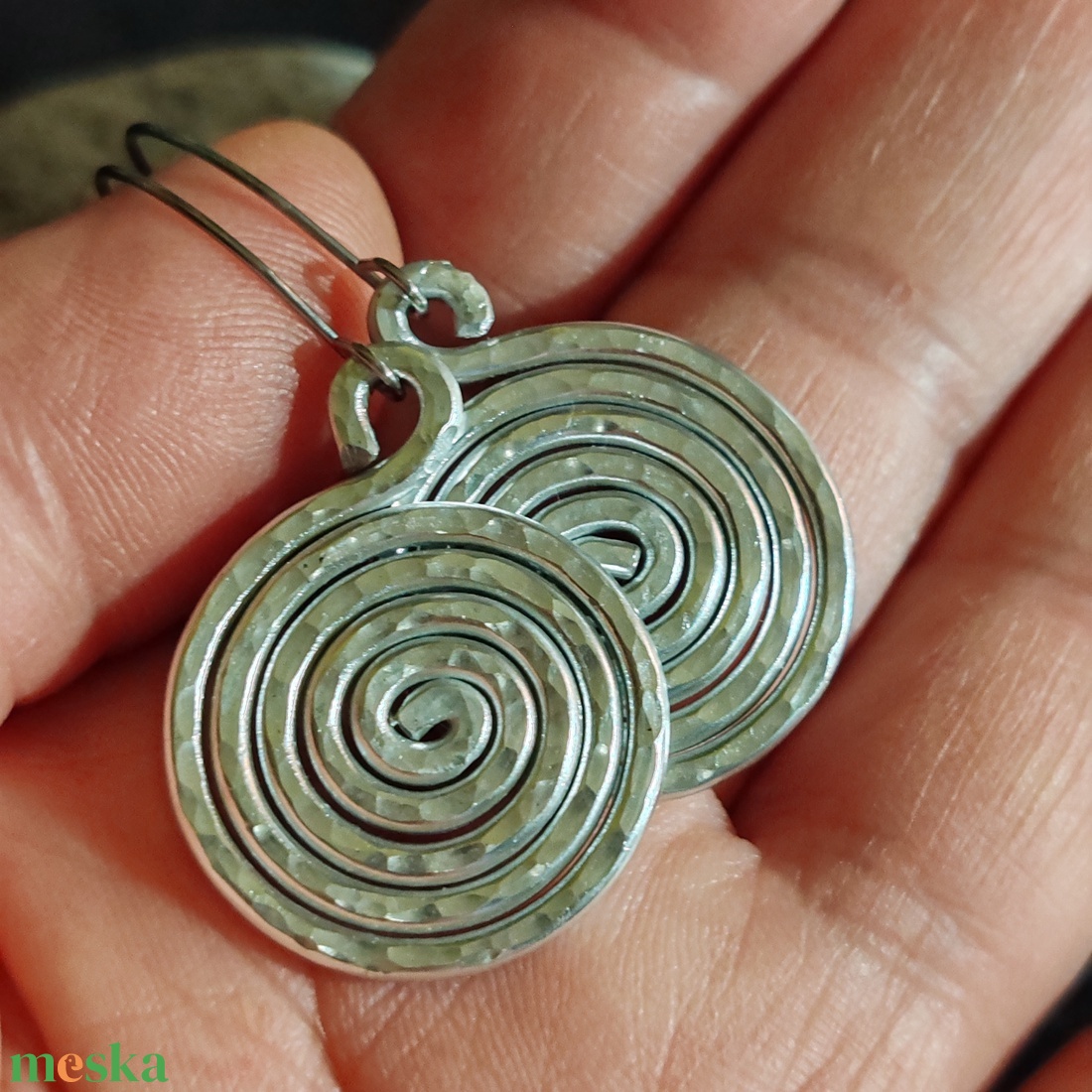 Kis csiga... alumínium fülbevaló  - ékszer - fülbevaló - lógó fülbevaló - Meska.hu
