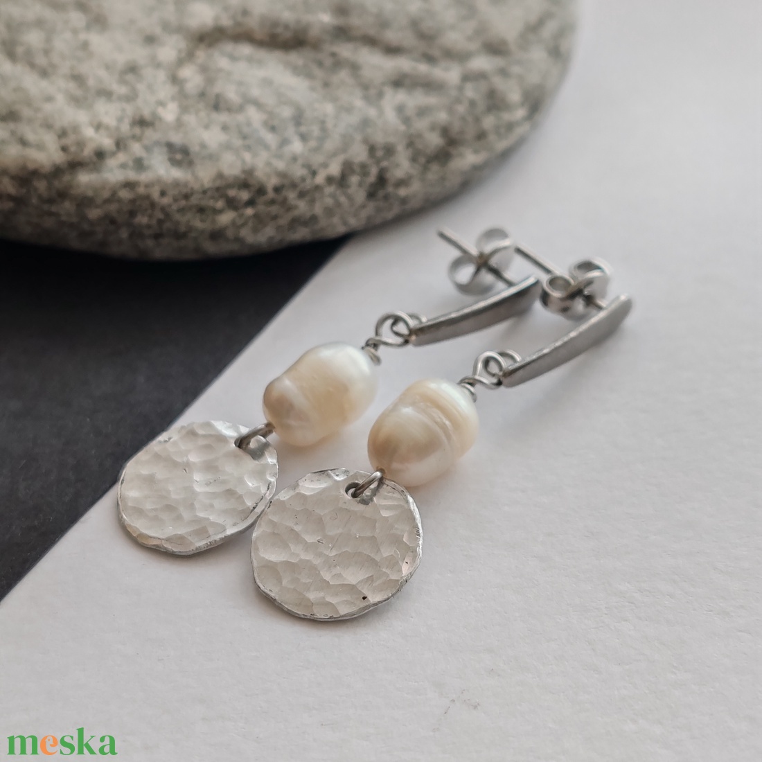 Édesvízi tenyésztett gyöngy fülbevaló - ékszer - fülbevaló - lógó fülbevaló - Meska.hu