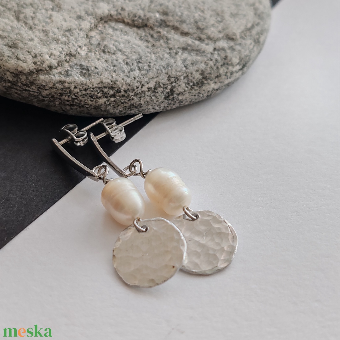 Édesvízi tenyésztett gyöngy fülbevaló - ékszer - fülbevaló - lógó fülbevaló - Meska.hu
