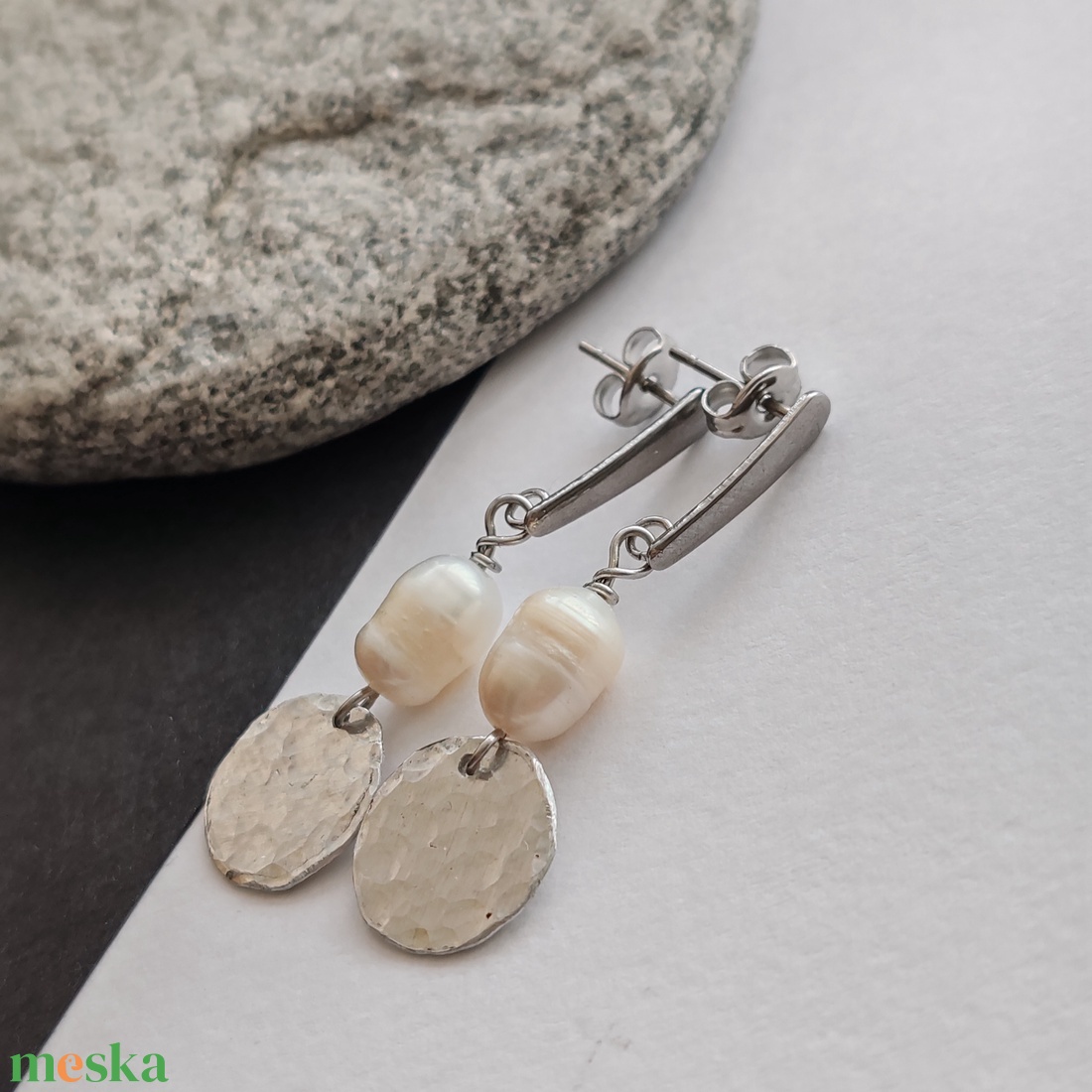 Édesvízi tenyésztett gyöngy fülbevaló - ékszer - fülbevaló - lógó fülbevaló - Meska.hu