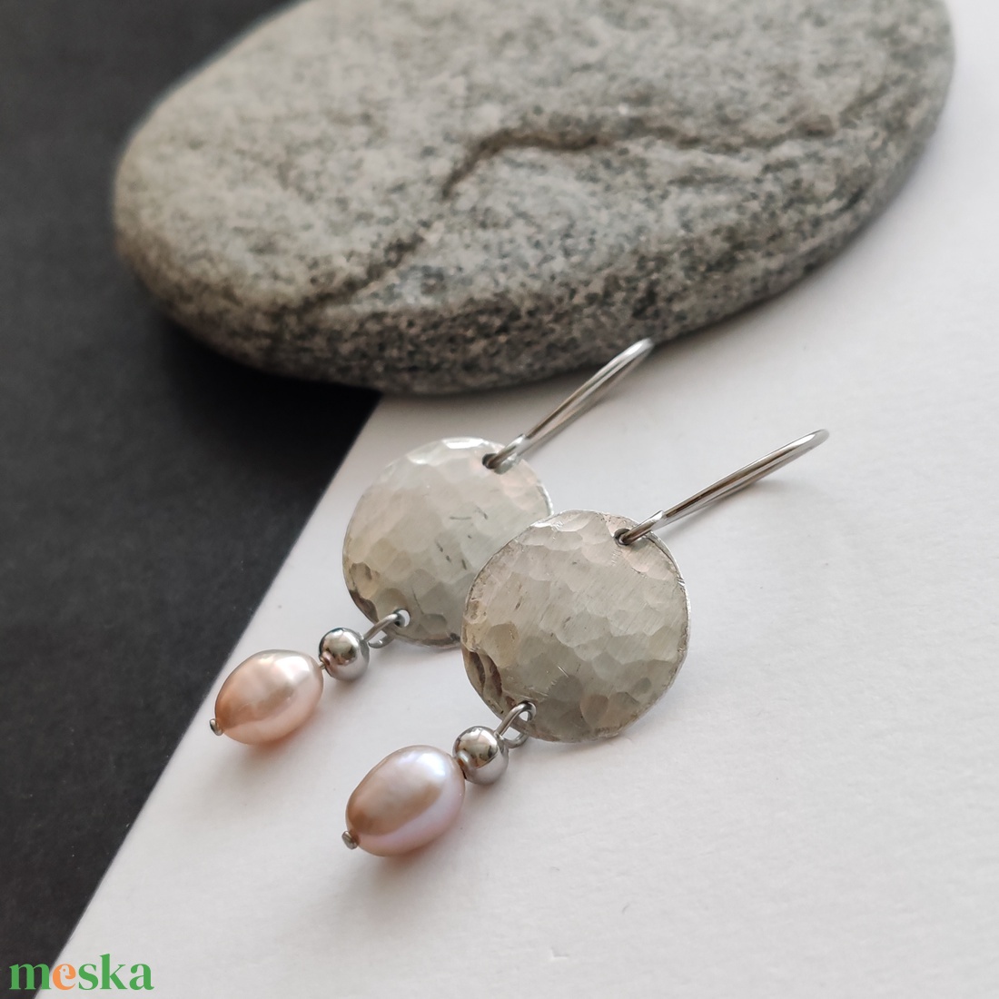 Édesvízi tenyésztett gyöngy fülbevaló - ékszer - fülbevaló - lógó fülbevaló - Meska.hu