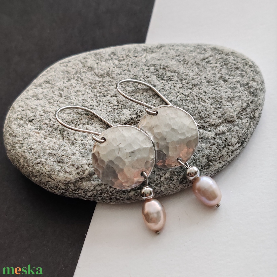 Édesvízi tenyésztett gyöngy fülbevaló - ékszer - fülbevaló - lógó fülbevaló - Meska.hu
