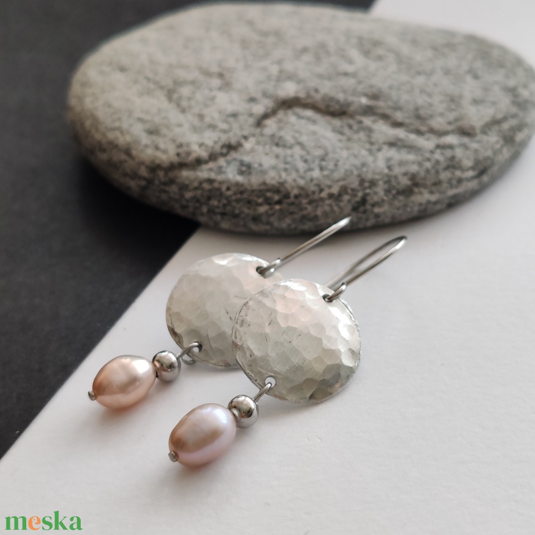 Édesvízi tenyésztett gyöngy fülbevaló - ékszer - fülbevaló - lógó fülbevaló - Meska.hu