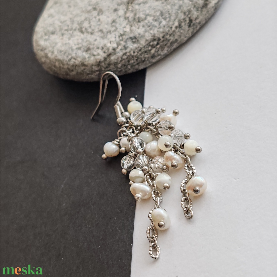 Tenyésztett gyöngy - hegyikristály - gyöngyház fülbevaló  - ékszer - fülbevaló - lógó fülbevaló - Meska.hu