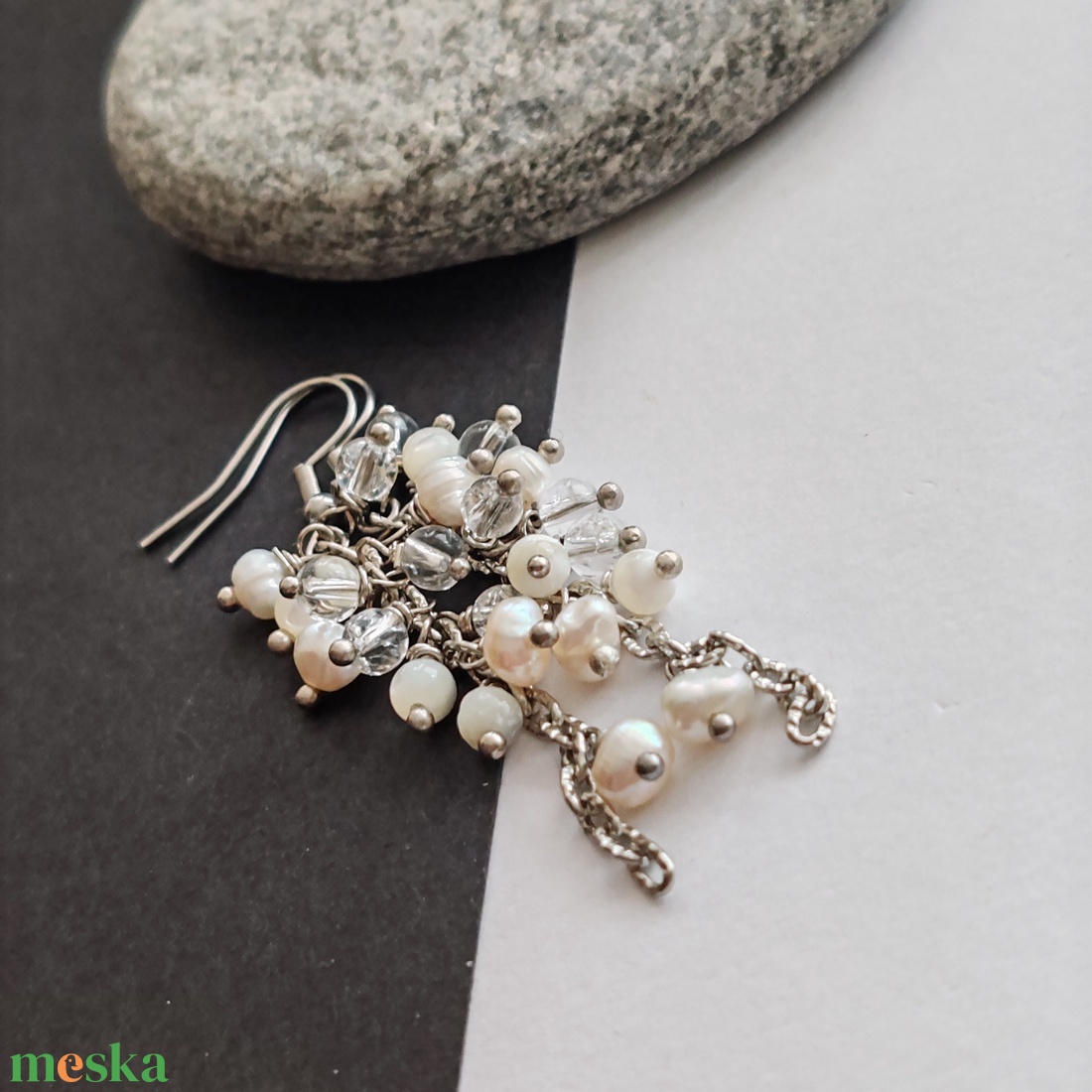 Tenyésztett gyöngy - hegyikristály - gyöngyház fülbevaló  - ékszer - fülbevaló - lógó fülbevaló - Meska.hu