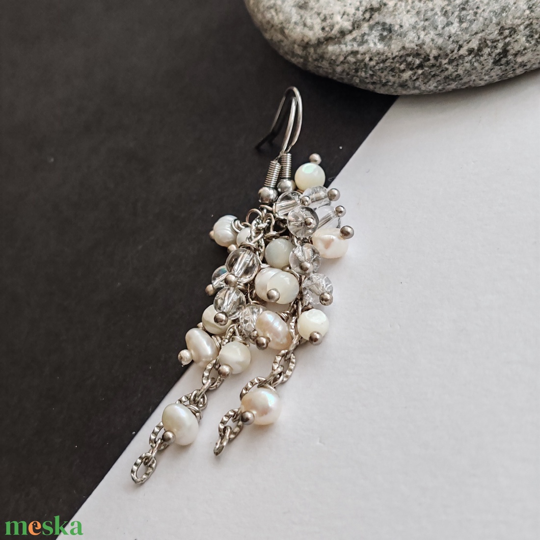 Tenyésztett gyöngy - hegyikristály - gyöngyház fülbevaló  - ékszer - fülbevaló - lógó fülbevaló - Meska.hu