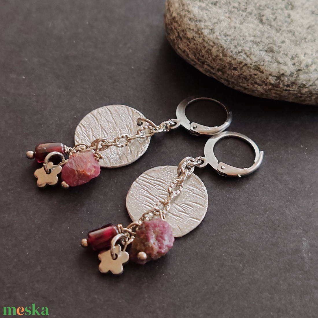 Nyers rubin - gránát fülbevaló  - ékszer - fülbevaló - lógó fülbevaló - Meska.hu