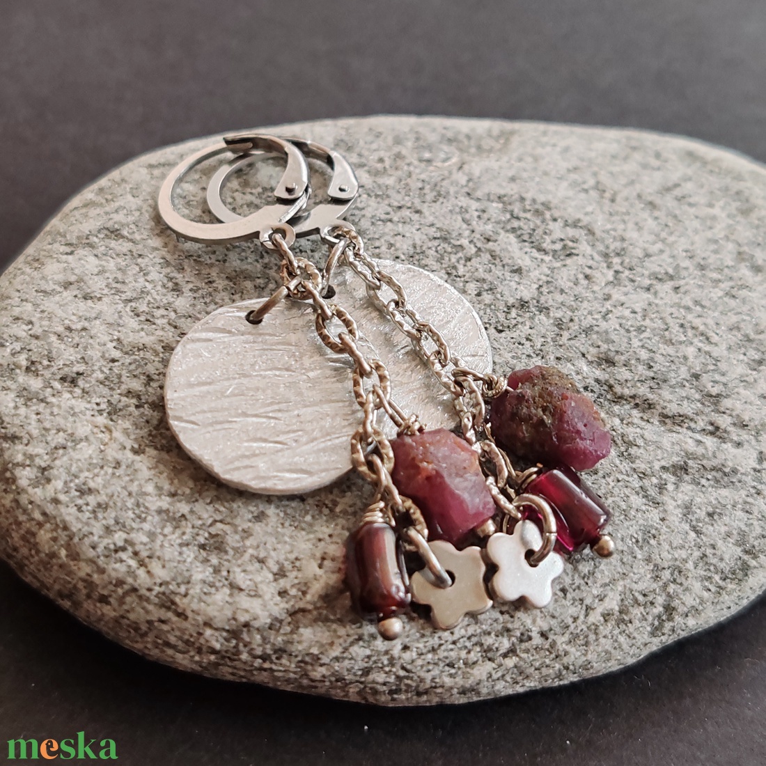 Nyers rubin - gránát fülbevaló  - ékszer - fülbevaló - lógó fülbevaló - Meska.hu