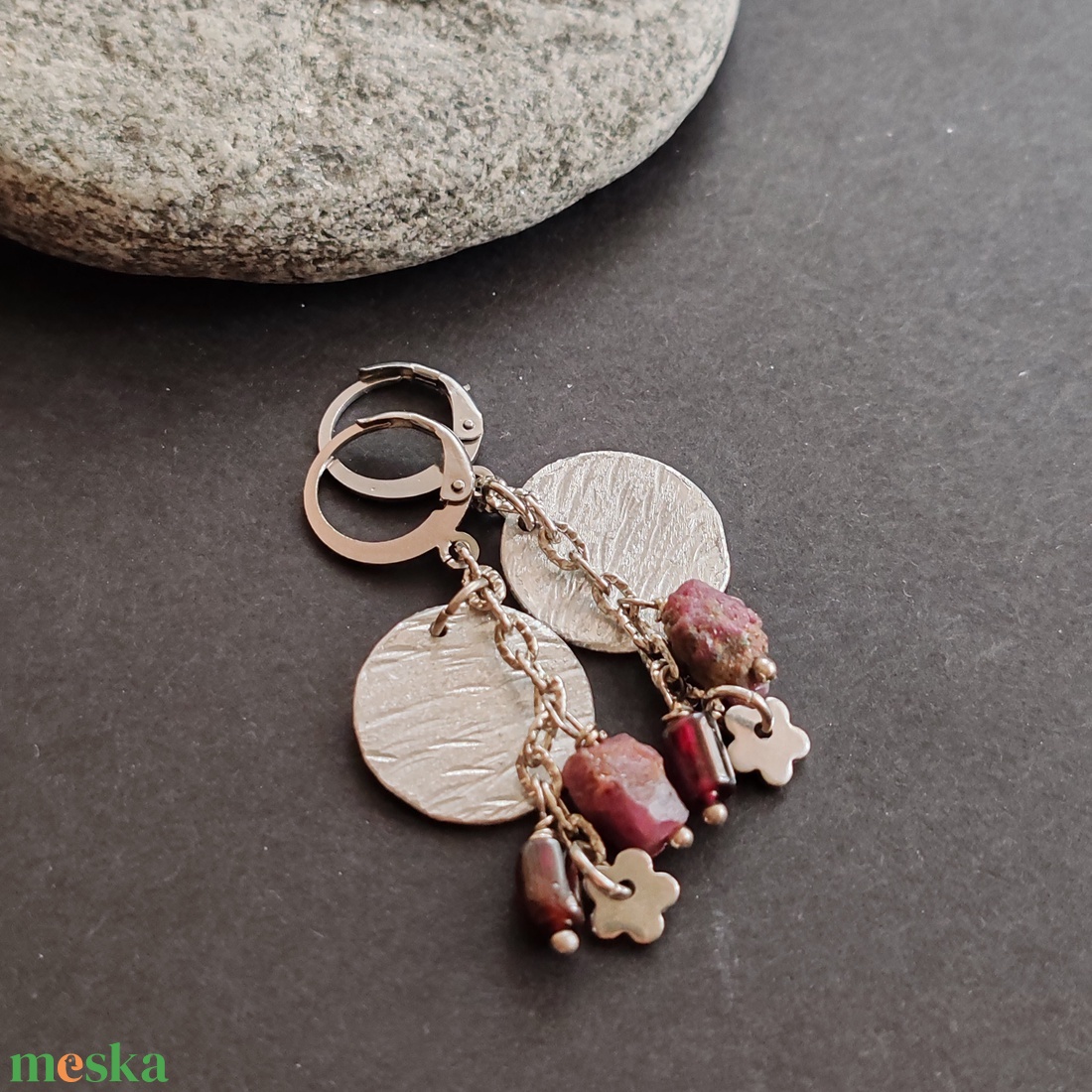 Nyers rubin - gránát fülbevaló  - ékszer - fülbevaló - lógó fülbevaló - Meska.hu