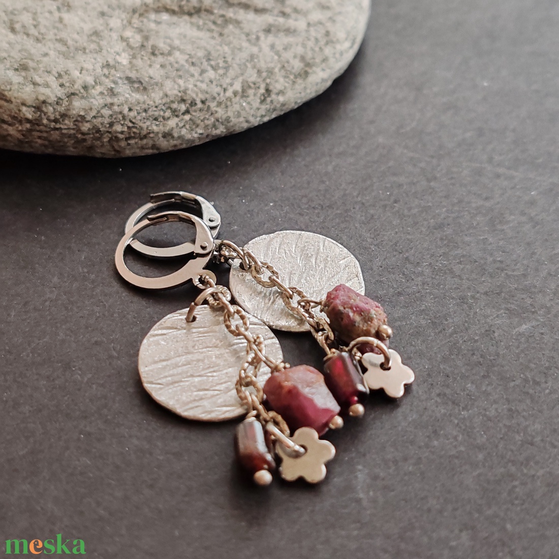 Nyers rubin - gránát fülbevaló  - ékszer - fülbevaló - lógó fülbevaló - Meska.hu