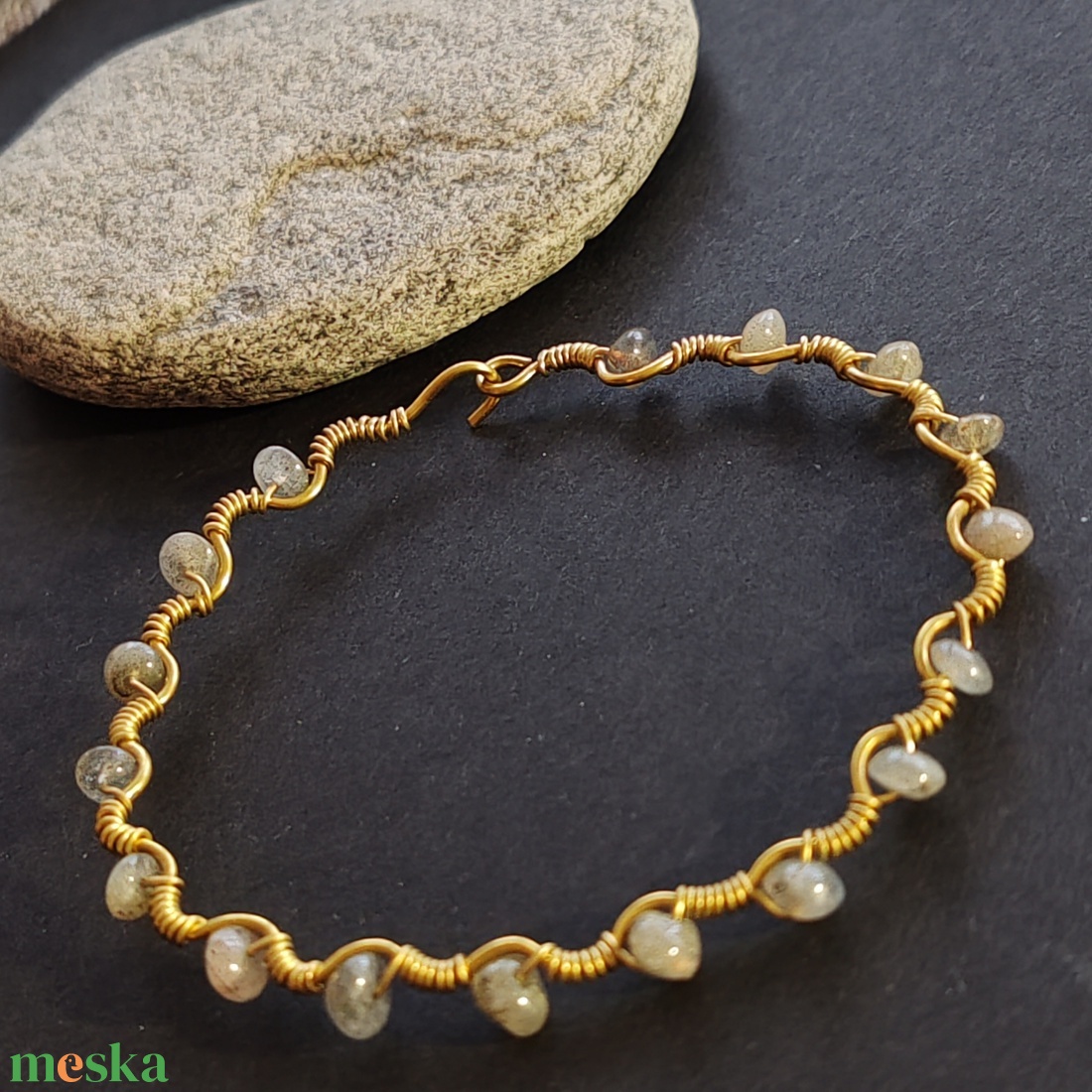 Sárgaréz - labradorit karperec - ékszer - karkötő - gyöngyös karkötő - Meska.hu