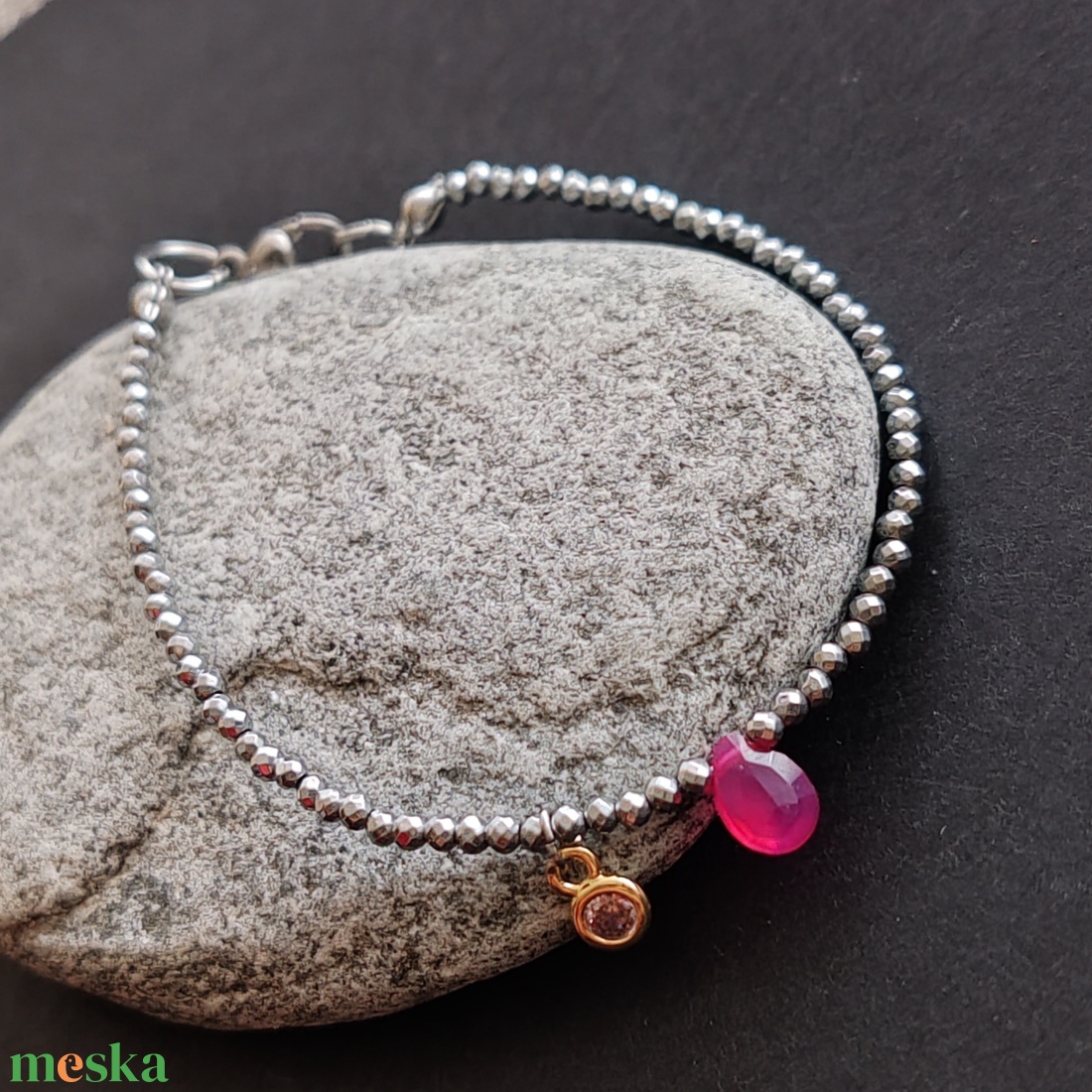 Minidesign... kalcedon - hematit karkötő - ékszer - karkötő - gyöngyös karkötő - Meska.hu