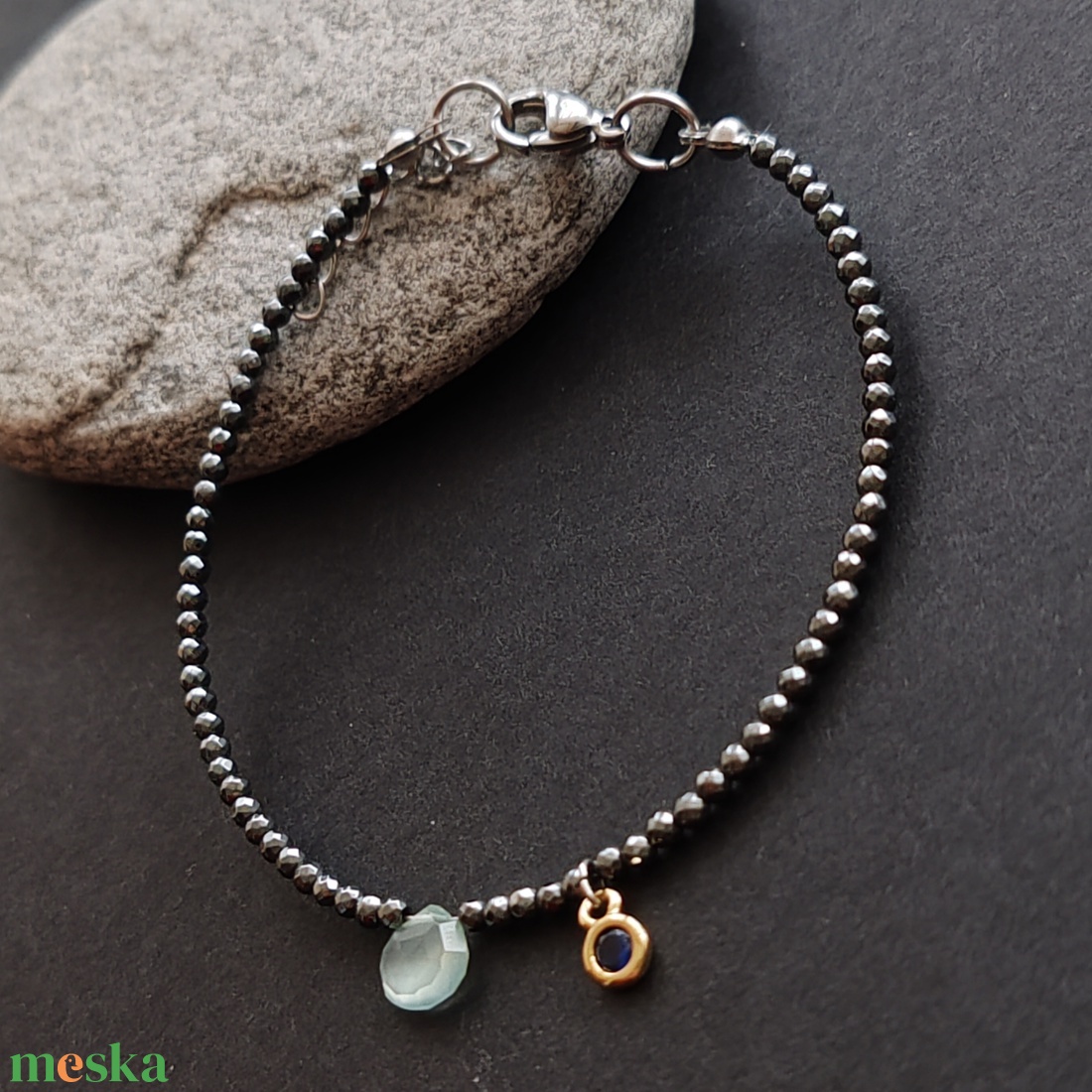 Minidesign... kalcedon - hematit karkötő - ékszer - karkötő - gyöngyös karkötő - Meska.hu