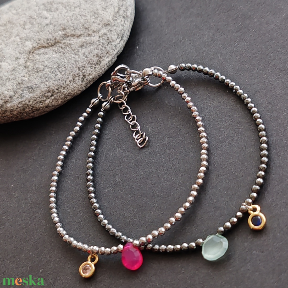 Minidesign... kalcedon - hematit karkötő - ékszer - karkötő - gyöngyös karkötő - Meska.hu