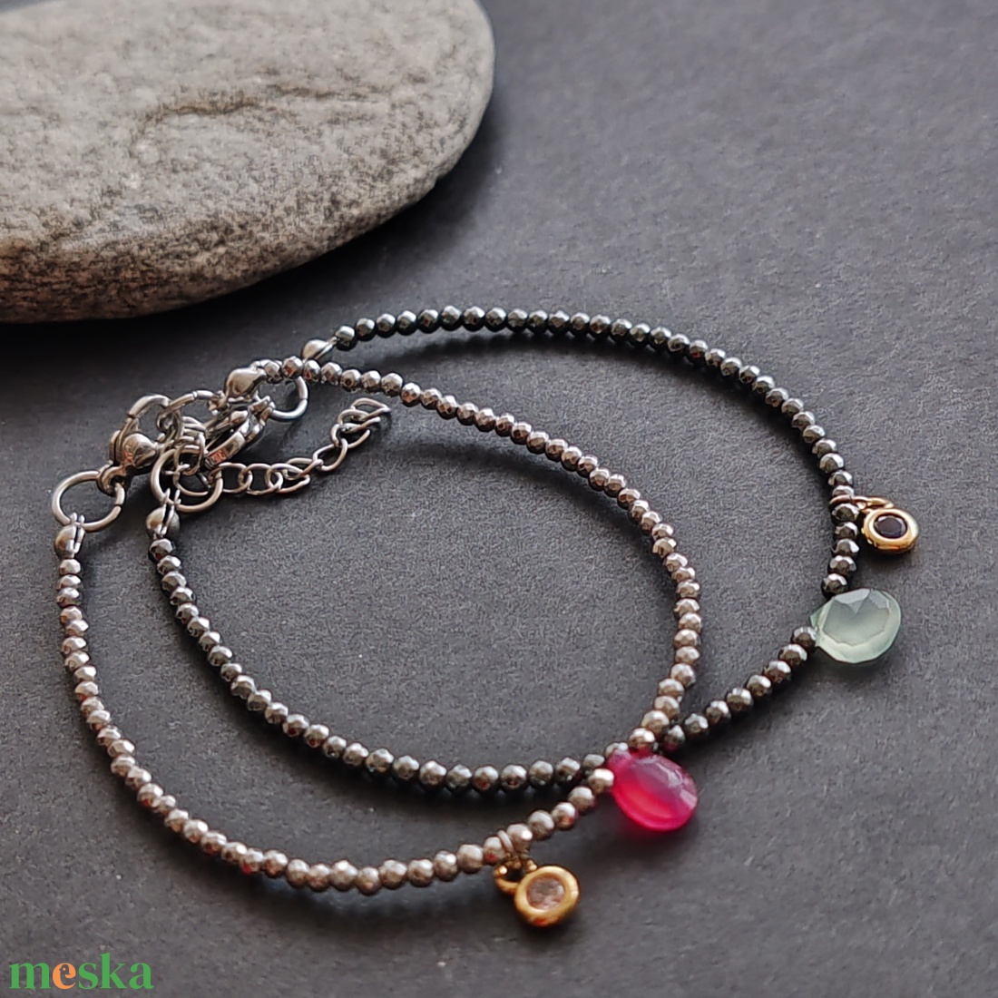 Minidesign... kalcedon - hematit karkötő - ékszer - karkötő - gyöngyös karkötő - Meska.hu