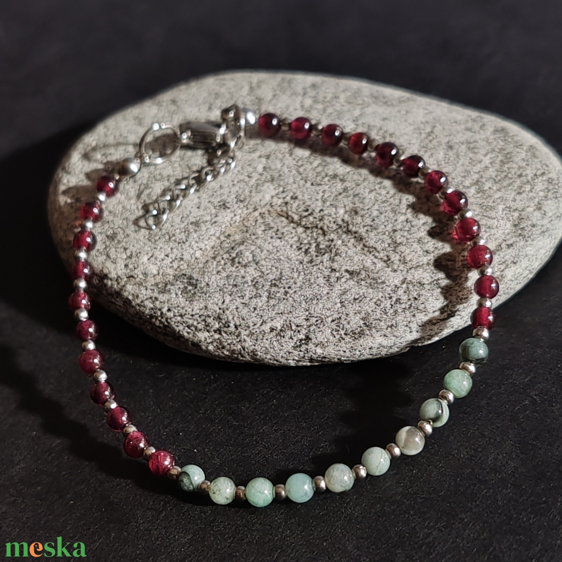 Minidesign... smaragd - gránát karkötő - ékszer - karkötő - gyöngyös karkötő - Meska.hu