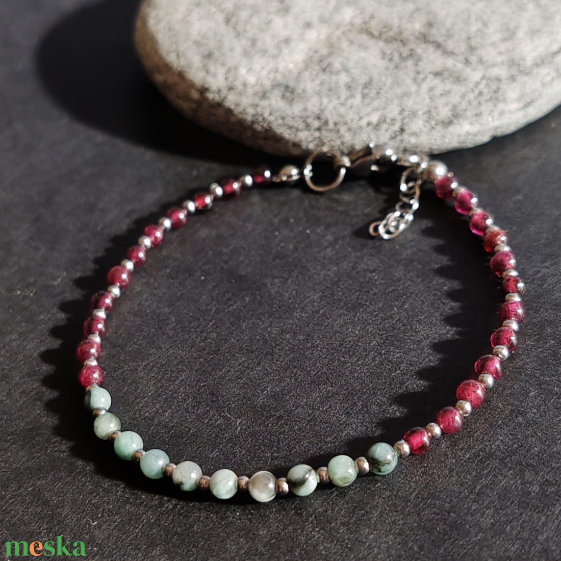 Minidesign... smaragd - gránát karkötő - ékszer - karkötő - gyöngyös karkötő - Meska.hu