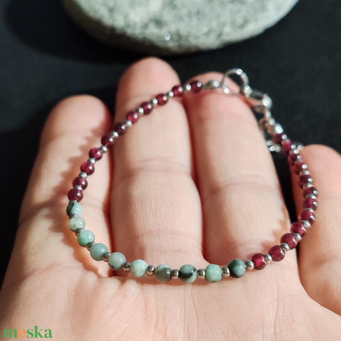 Minidesign... smaragd - gránát karkötő - ékszer - karkötő - gyöngyös karkötő - Meska.hu