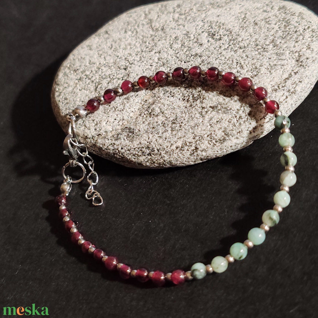 Minidesign... smaragd - gránát karkötő - ékszer - karkötő - gyöngyös karkötő - Meska.hu