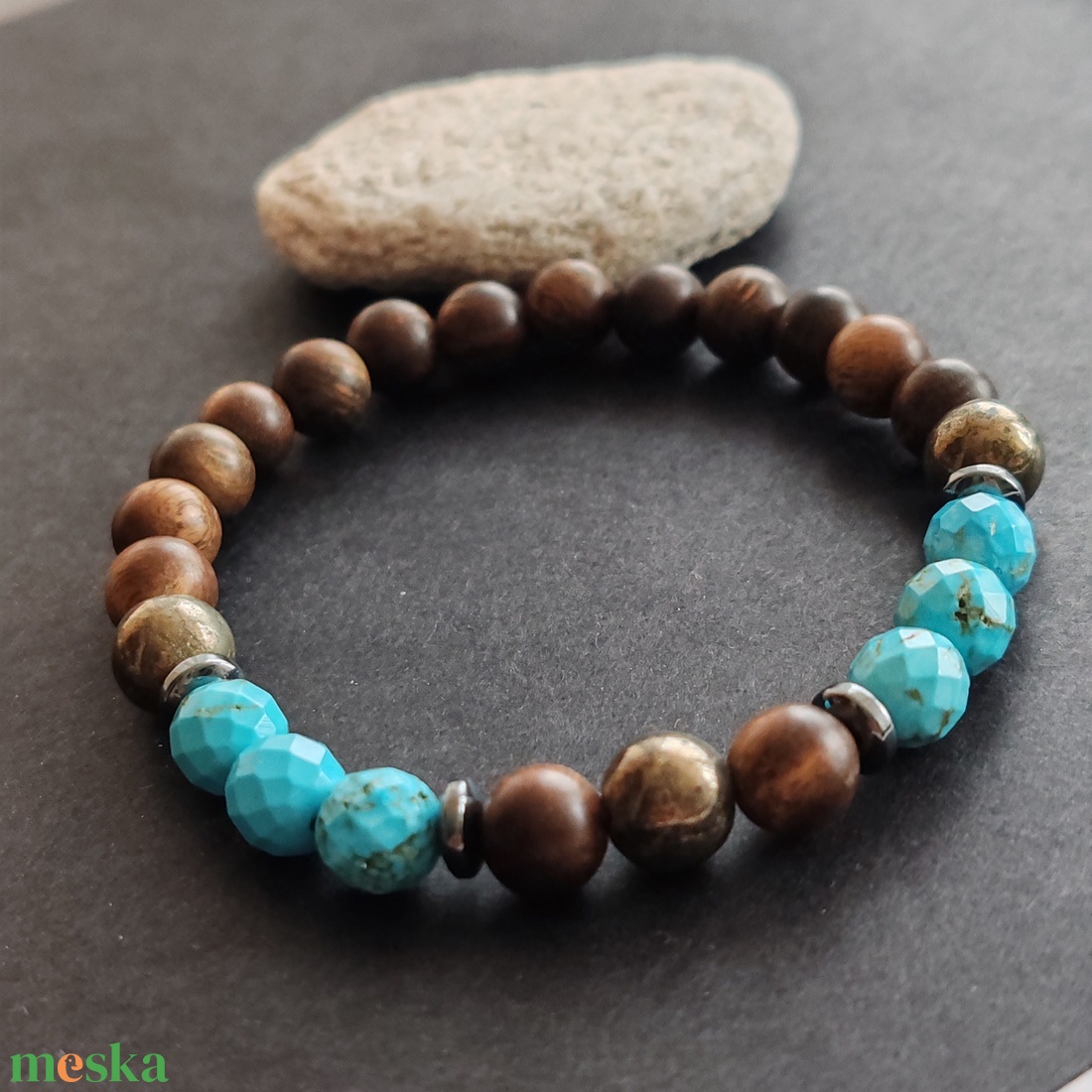 Bambusz- türkinit - pirit férfi gumis karkötő - ékszer - karkötő - gyöngyös karkötő - Meska.hu