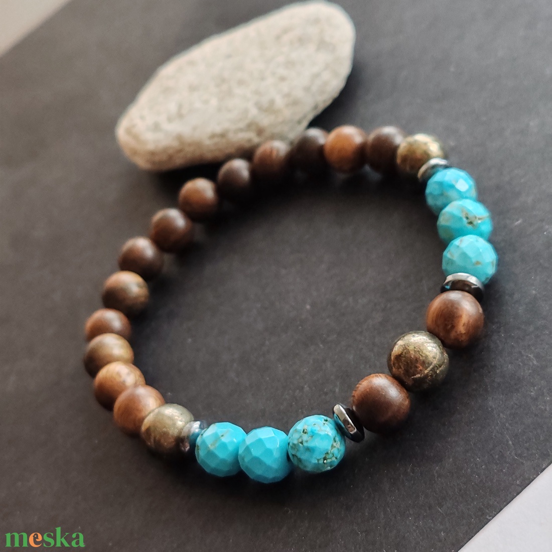Bambusz- türkinit - pirit férfi gumis karkötő - ékszer - karkötő - gyöngyös karkötő - Meska.hu