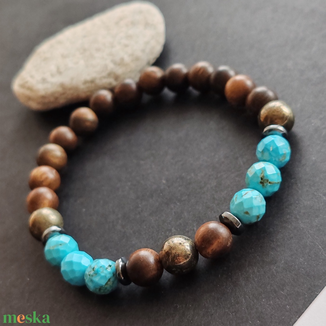 Bambusz- türkinit - pirit férfi gumis karkötő - ékszer - karkötő - gyöngyös karkötő - Meska.hu