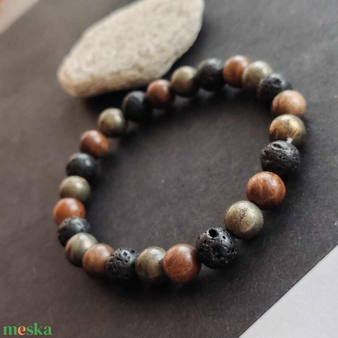 Bambusz- lávakő - pirit férfi gumis karkötő - ékszer - karkötő - gyöngyös karkötő - Meska.hu