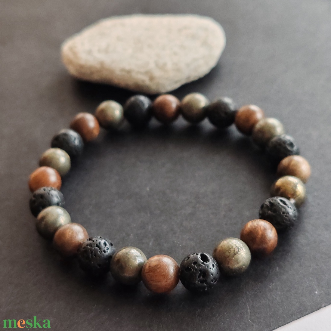 Bambusz- lávakő - pirit férfi gumis karkötő - ékszer - karkötő - gyöngyös karkötő - Meska.hu