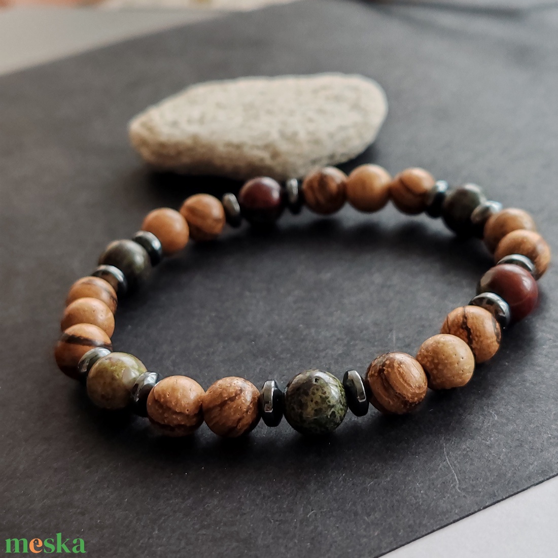 Bambusz - sárkányvér jáspis - hematit férfi gumis karkötő - ékszer - karkötő - gyöngyös karkötő - Meska.hu