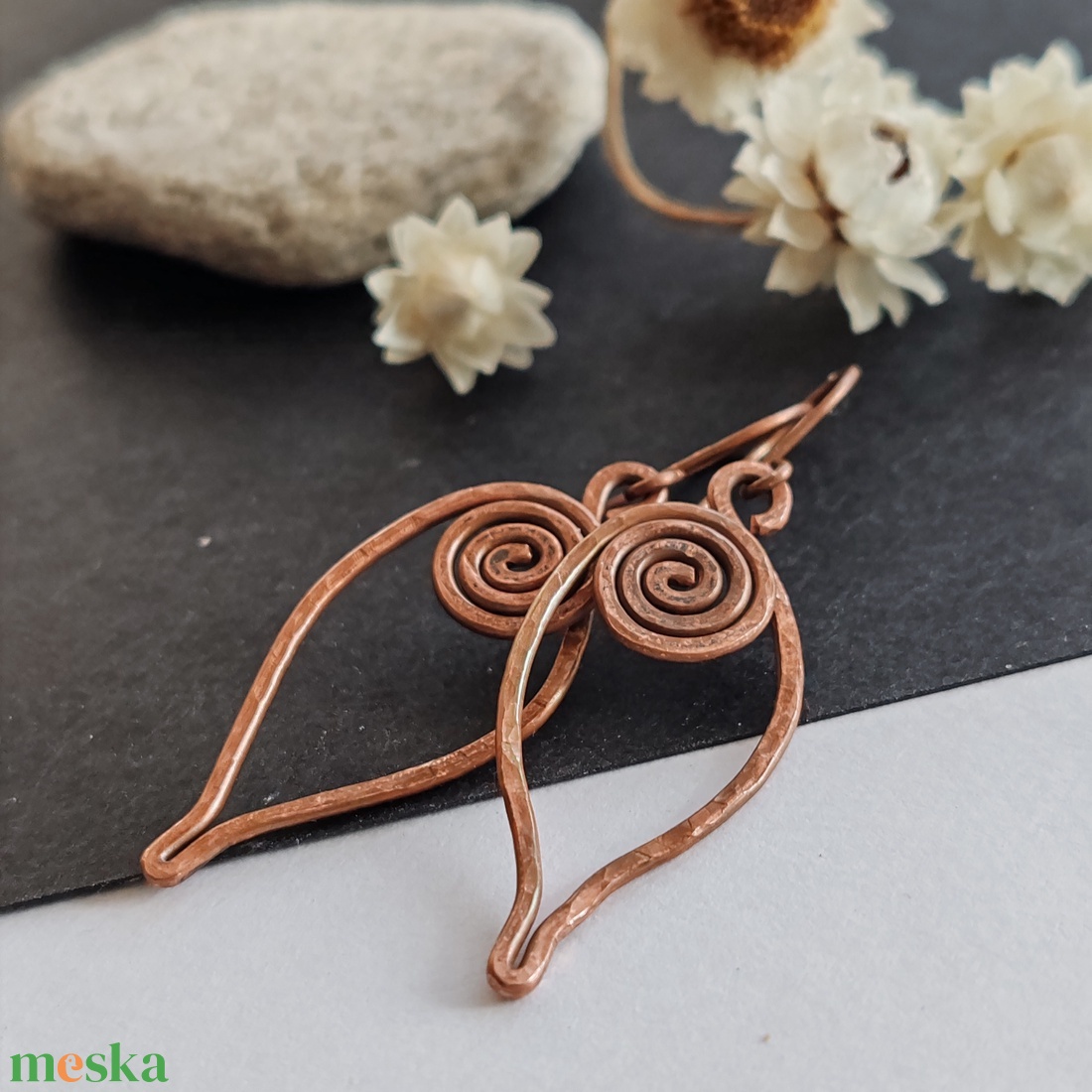 Réz levélke fülbevaló  - ékszer - fülbevaló - lógó fülbevaló - Meska.hu