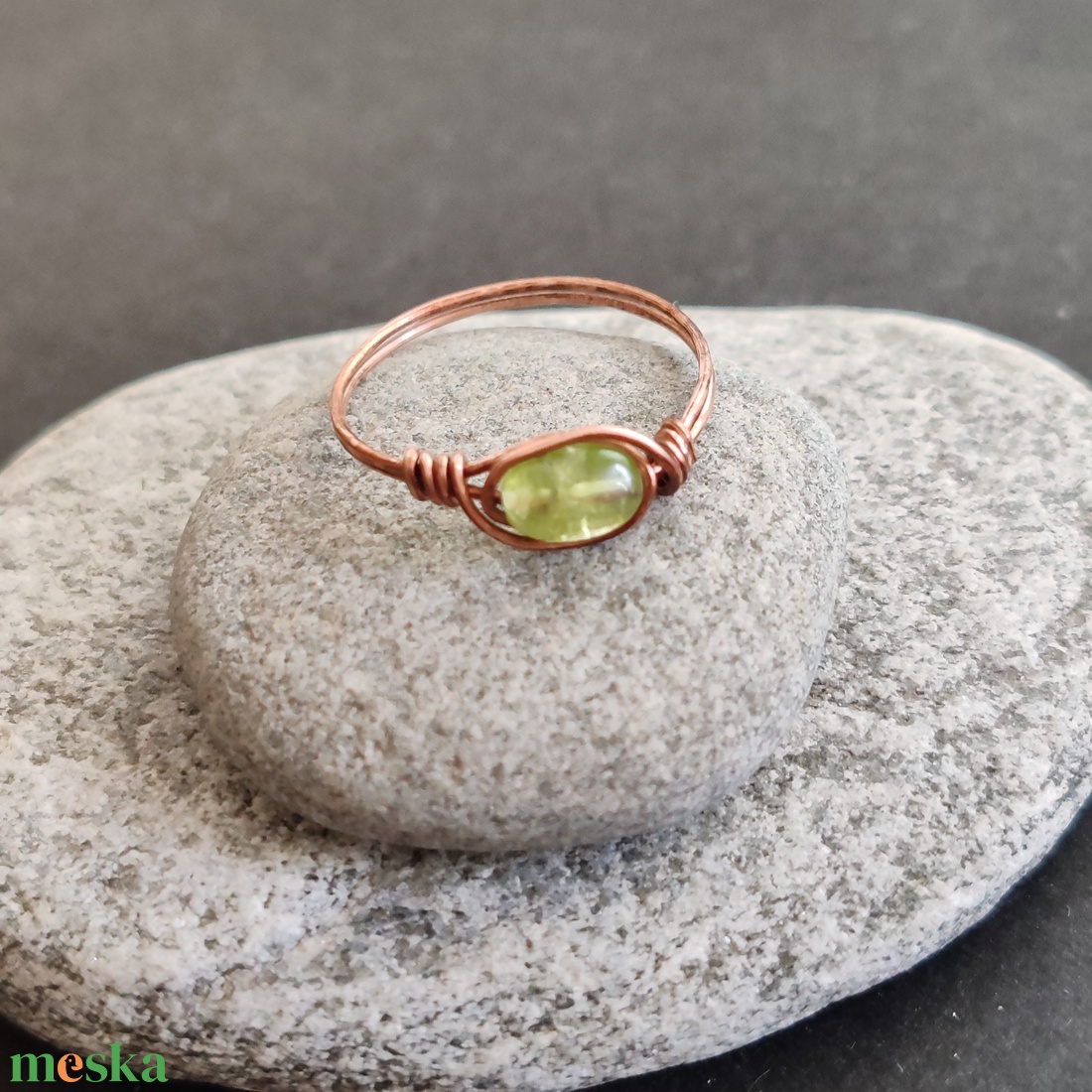 Peridot vörösréz gyűrű  - ékszer - gyűrű - fonódó gyűrű - Meska.hu