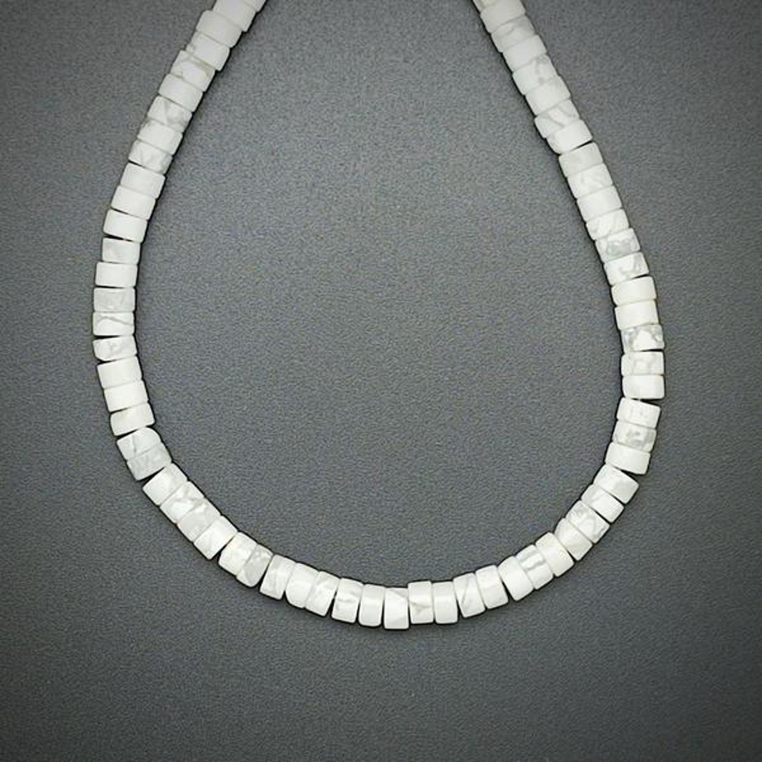 Howlit korong 4-5x2-3mm ékszerkészítő alapanyag (füzér) - kellékek & szerszámok - ásvány alapanyag - ásványfüzér - Meska.hu