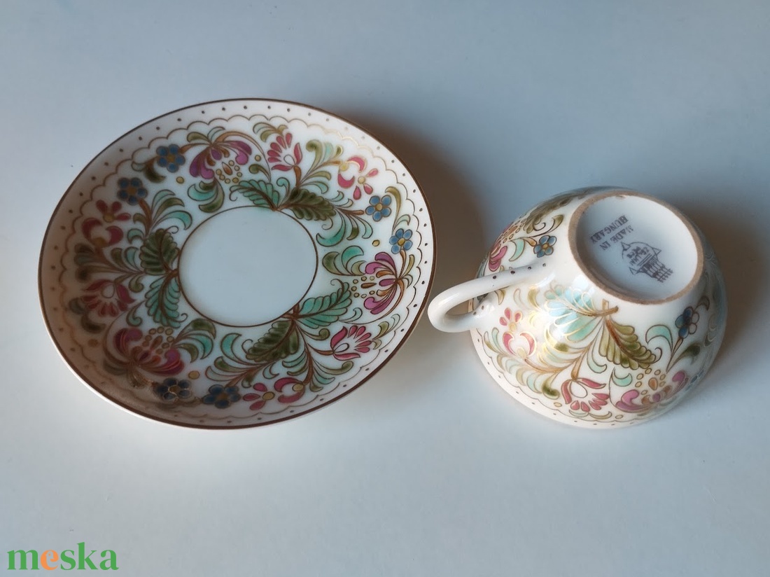 RITKA! Zsolnayaranykontúrozott kávéscsésze, Körpecsétes Zsolnay porcelán kávéscsésze  aljjal - otthon & életmód - konyhafelszerelés, tálalás - tálalás - bögre & csésze - Meska.hu