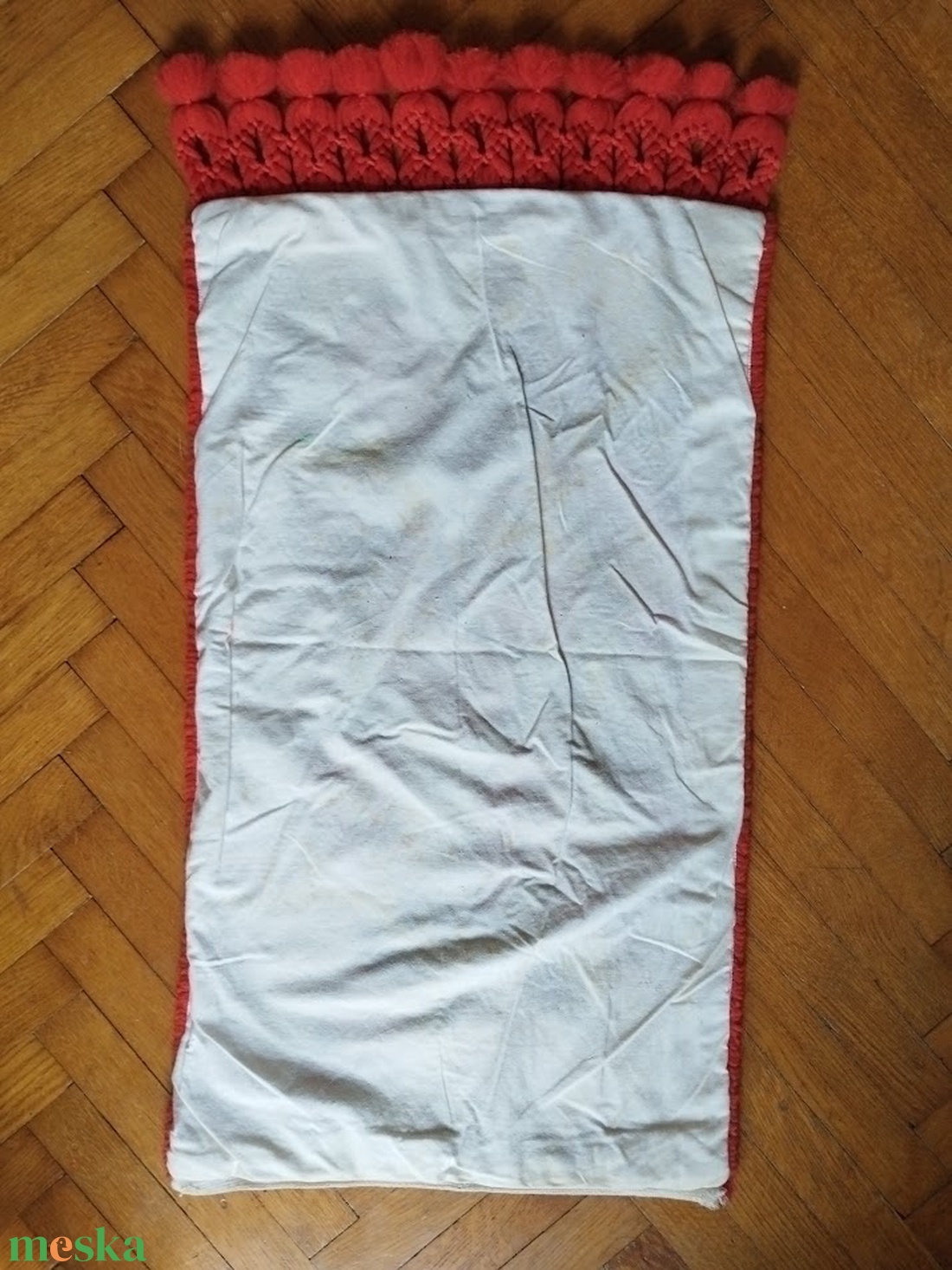 Vintage aranyos piros virágos falvédő, Gyűjtői retro virágos falvédő, Magyaros virágos mintás suba - otthon & életmód - dekoráció - fali és függő dekoráció - falra akasztható dekor - Meska.hu
