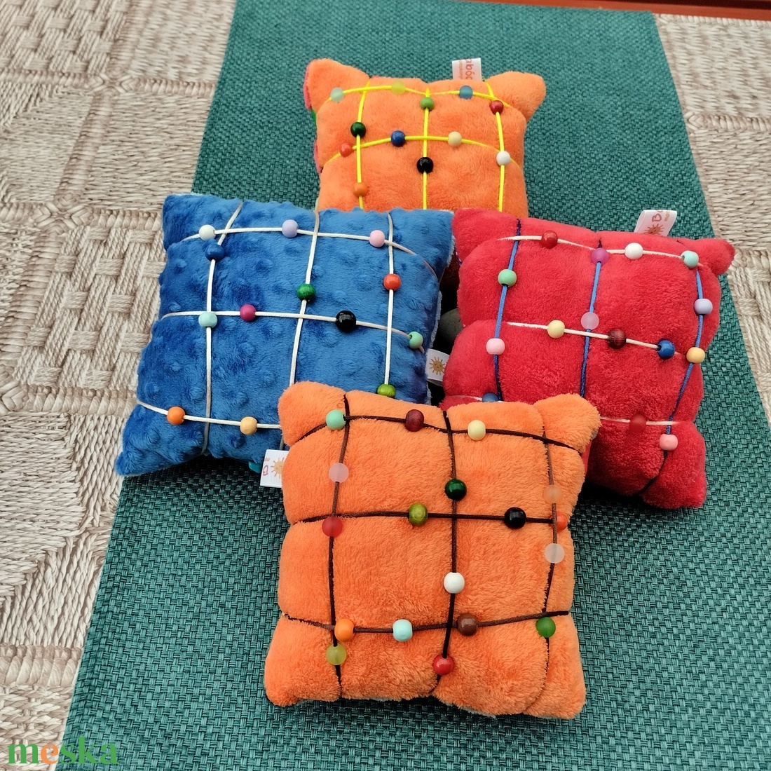 Montessori féle csatos párna- Mézi - játék & sport - készségfejlesztő és logikai játék - oktató játékok - Meska.hu
