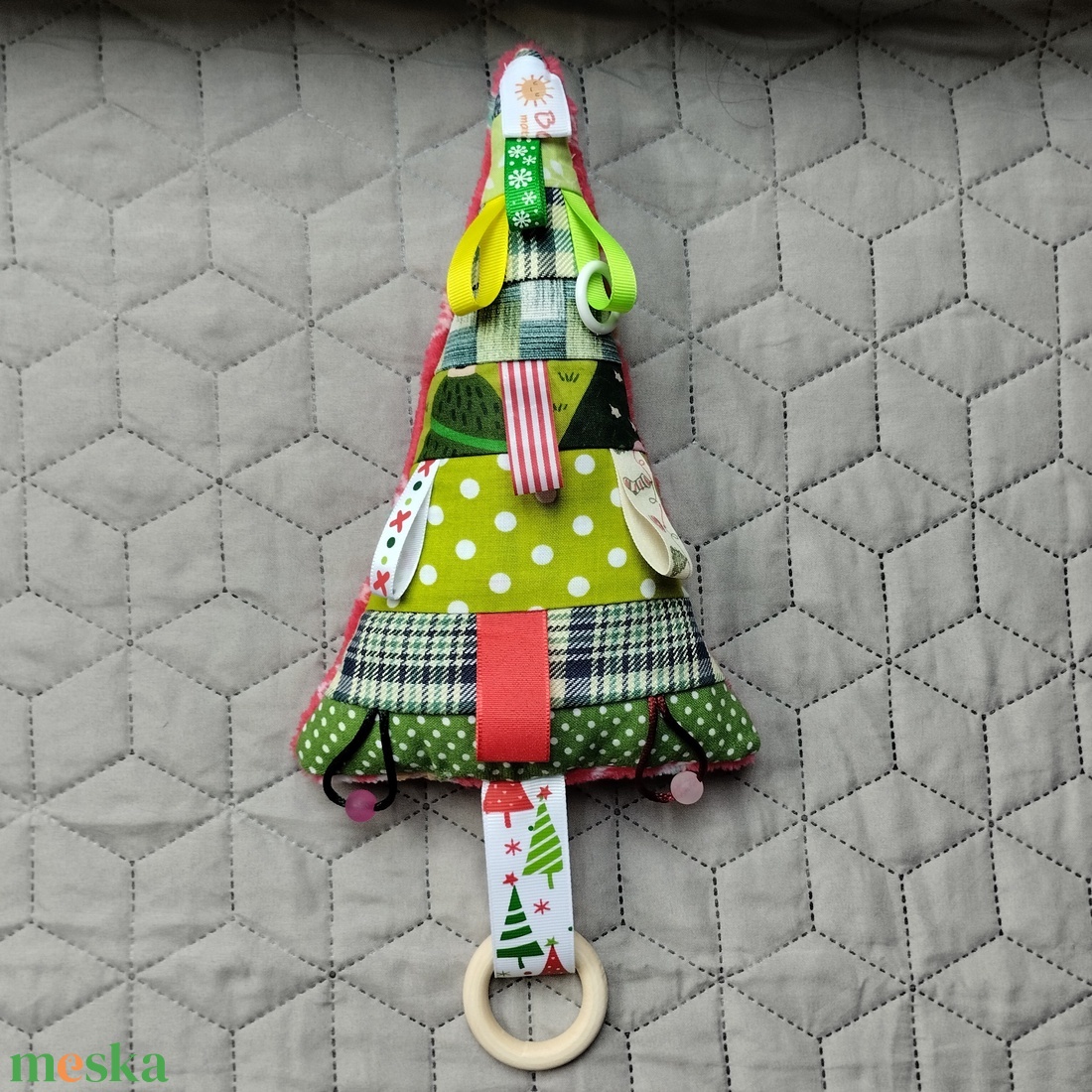 Karácsonyfa babáknak, Mézi mintás, (fenyő szalagos) - játék & sport - 3 éves kor alattiaknak - alvóka & rongyi - Meska.hu