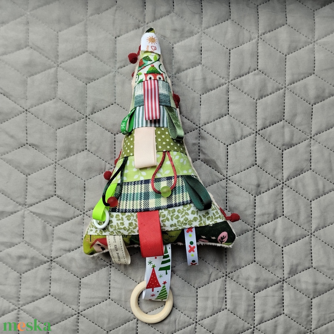 Karácsonyfa babáknak, barack színű-bordó rojtos - játék & sport - 3 éves kor alattiaknak - alvóka & rongyi - Meska.hu