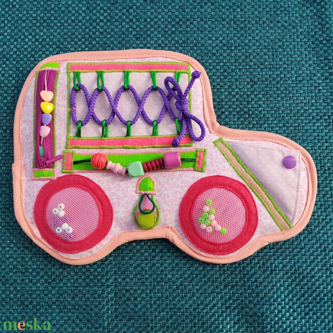 Matató tábla: Autó rózsaszín, virágos - játék & sport - készségfejlesztő és logikai játék - oktató játékok - Meska.hu