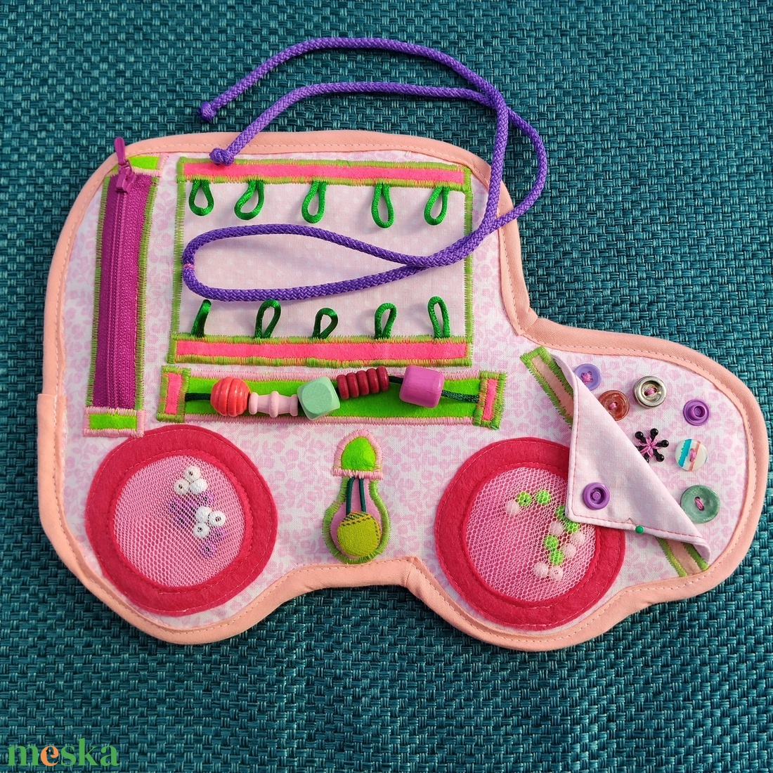 Matató tábla: Autó rózsaszín, virágos - játék & sport - készségfejlesztő és logikai játék - oktató játékok - Meska.hu